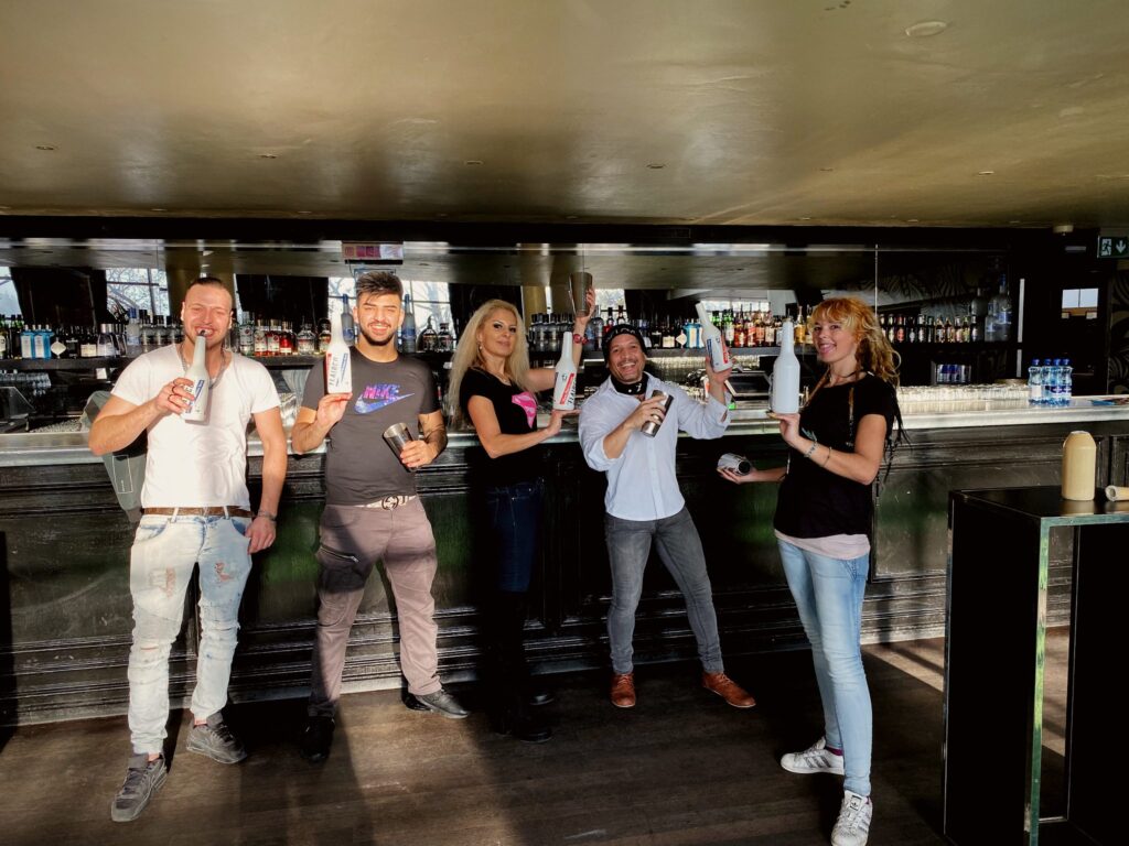 Flairtending und Showmixen an der Bar im Showmixkurs