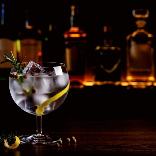 Gin Tonic an der Bar